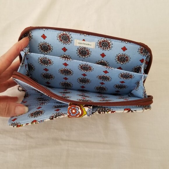 NWT! Classic Vera Bradley Floral Quilted Wallet Purse w/Tab and Zipper Closure - Picture 4 of 10